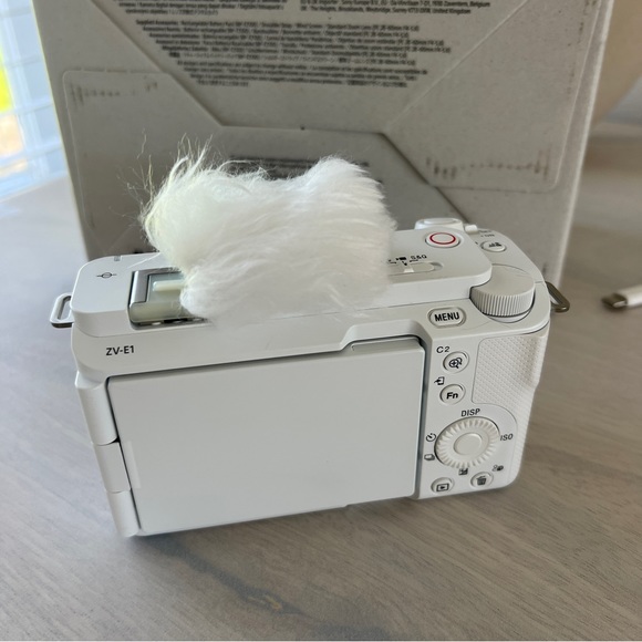 Sony ZV-E1 Mirrorless Camera with 28-60mm Lens - white - Picture 4 of 10
